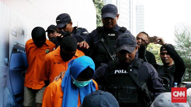 AK mengaku kesal karena suaminya tak membantu melunasi utang Rp10 miliar yang melilitnya. Dia juga mengaku kerap mendapat kekerasan dari suami.