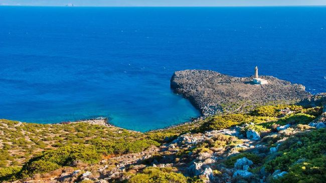 Sebuah pulau terpencil di Yunani telah menjadi sorotan di kawasan Mediterania karena menawarkan uang besar kepada orang yang mau pindah ke sana.