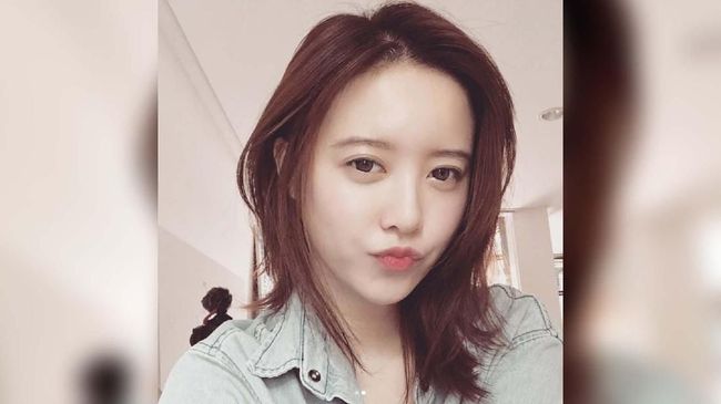 Pamer Buku Baru, Ku Hye Sun Umumkan Keluar Rumah Sakit Ku Hye-sun yang sempat menghilang beberapa lama kini sudah tersenyum kembali di depan kamera. Ia mengatakan baru menjalani perawatan di rumah sakit.