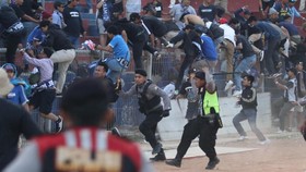 Bentrok Suporter di Laga Persik vs PSIM