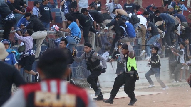 Duel Persik Kediri lawan PSIM Yogyakarta di Stadion Brawijaya, Senin (2/9) diwarnai oleh kerusuhan antarsuporter.