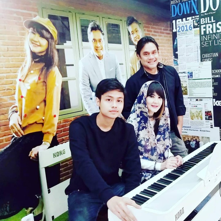 <p>Bakat musik Ita dan Dwiki sepertinya menurun ke sang anak. Nanda ternyata jago memainkan beberapa alat musik, Bun. (Foto: Instagram @itadyahpurnamasari)</p>