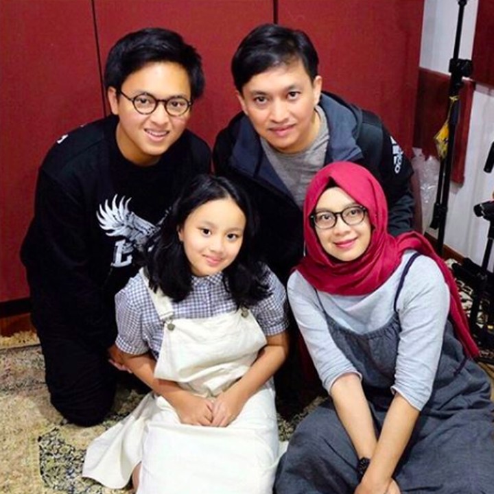 <p>Keluarga mereka terlihat kompak dalam kesederhanaan ya, Bun. Kali ini, Arsy, Yara, dan Mama Dewanti menemani Papa Yovie workshop. (Foto: Instagram @ywpiano)</p>