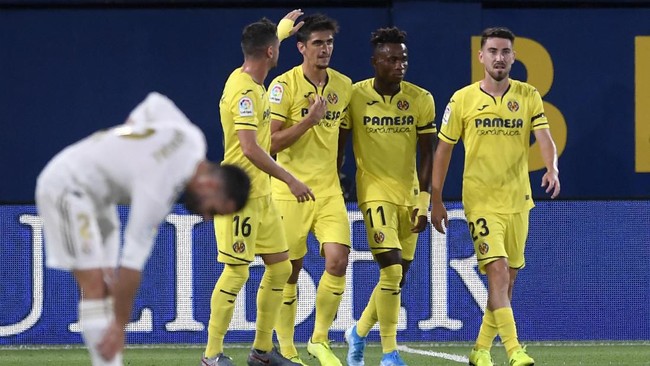 Villarreal's Spanish forward Gerard Moreno (C) celebrates after scoring during the Spanish league football match Villarreal CF against Real Madrid CF at La Ceramica stadium in Vila-real on September 1, 2019. (Photo by Josep LAGO / AFP)