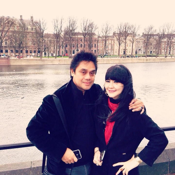 <p>Pasangan ini juga sering jalan-jalan bersama, Bun. (Foto: Instagram @dharmawan_dwiki_official)</p>