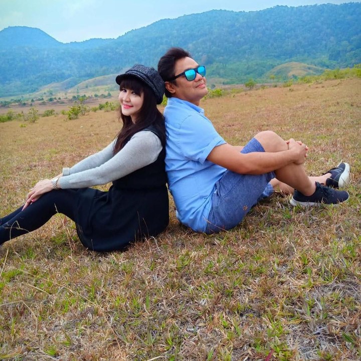 <p>24 Tahun menikah, pasangan ini masih selalu terlihat romantis, Bun. (Foto: Instagram @dharmawan_dwiki_official)</p>