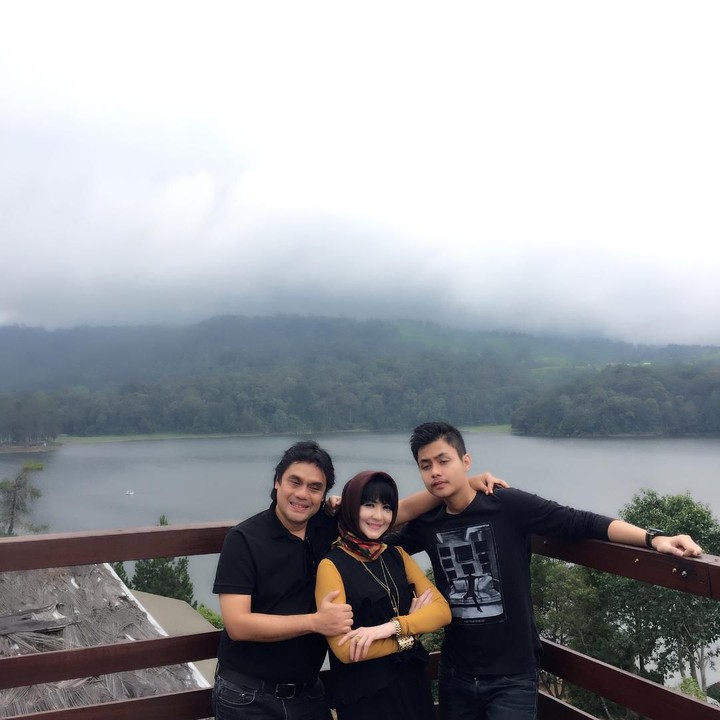 <p>Ita Purnamasari dan Dwiki Dharmawan menikah pada 1995. Mereka dikaruniai satu anak laki-laki bernama Muhammad Fernanda Dharmawan atau Nanda. (Foto: Instagram @dharmawan_dwiki_official)</p>