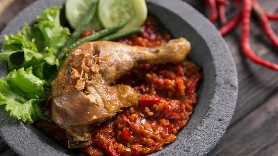 Resep Ayam Penyet, Pedas Nikmatnya Nampol di Lidah