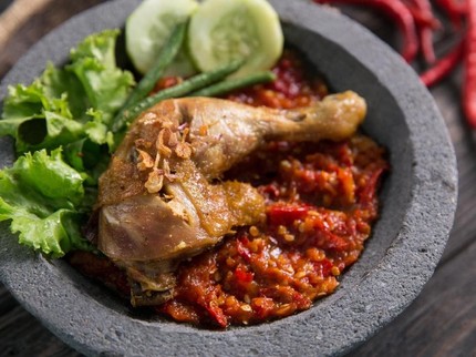 Resep Ayam Penyet, Pedas Nikmatnya Nampol di Lidah