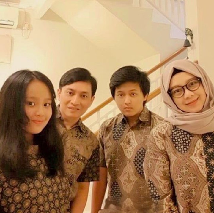 <p>Yovie dan Dewayani dikarunia dua anak, si sulung diberi nama Arsy. Sedangkan adik perempuannya bernama Nadhira Tyara. (Foto: Instagram @ywpiano)</p>