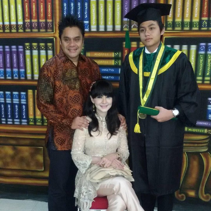 <p>Momen spesial lainnya saat Ita dan Dwiki menghadiri kelulusan SMA putranya beberapa tahun lalu. (Foto: Instagram @itadyahpurnamasari)</p>