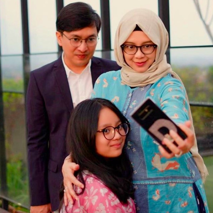<p>Wefie bertiga bersama Yara. Wajah Mama Dewayani yang manis, juga mencuri perhatian netizen nih. (Foto: Instagram @ywpiano)</p>