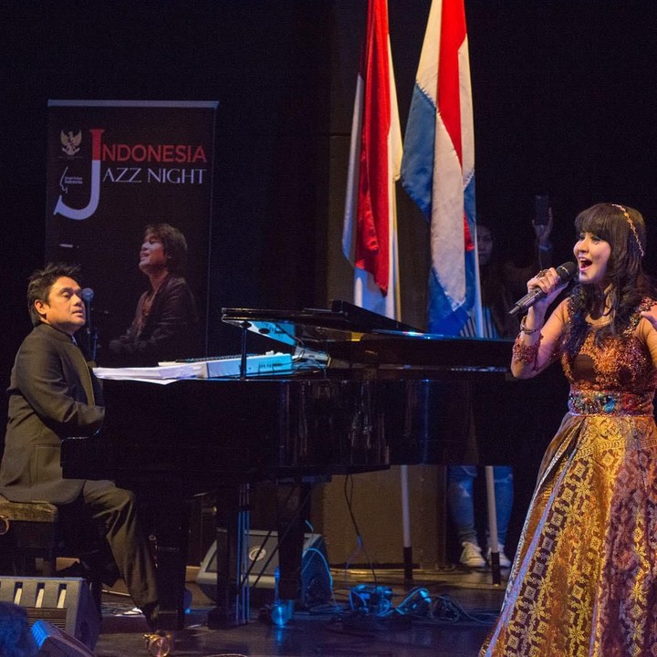 <p>Sebagai musisi, Dwiki sering mendampingi Ita menyanyi di atas panggung. (Foto: Instagram @dharmawan_dwiki_official)</p>