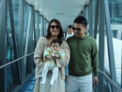 Pengalaman Raditya Dika Ajak Anak Naik Pesawat di Usia 3 Bulan