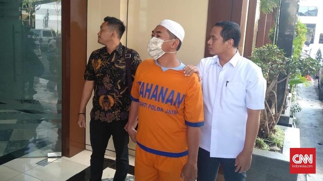 Tersangka ujaran rasial terhadap mahasiswa Papua di Surabaya mengatakan perbuatannya untuk membela Sangsaka Merah Putih yang diduga dibuang ke selokan.