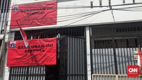 Kos 'Kotak' di Johar Baru Disegel Satpol PP