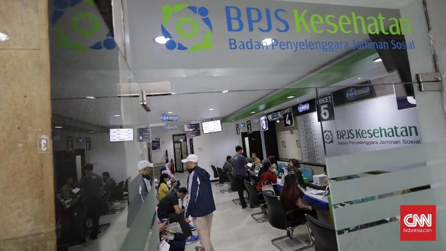 Meski iuran melonjak hingga dua kali lipat, sejumlah peserta BPJS Kesehatan lebih memilih untuk turun kelas dibandingkan berpaling ke asuransi kesehatan swasta.