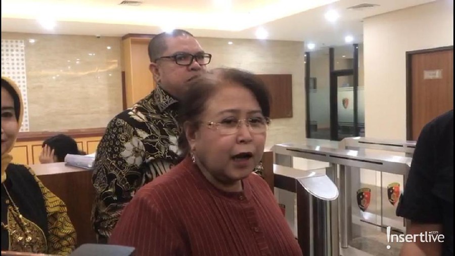 Laporkan Nikita Mirzani, Elza Syarief: Saya Bukan Lawyer Ecek-ecek Elza Syarief datangi Mabes Polri untuk melaporkan Nikita Mirzani.