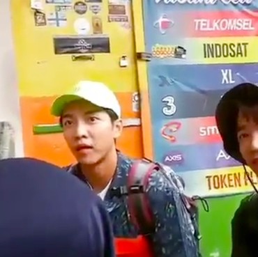 Lee Seungi Gi Kepergok Jajan Lupis Mbah Satinem di Yogyakarta