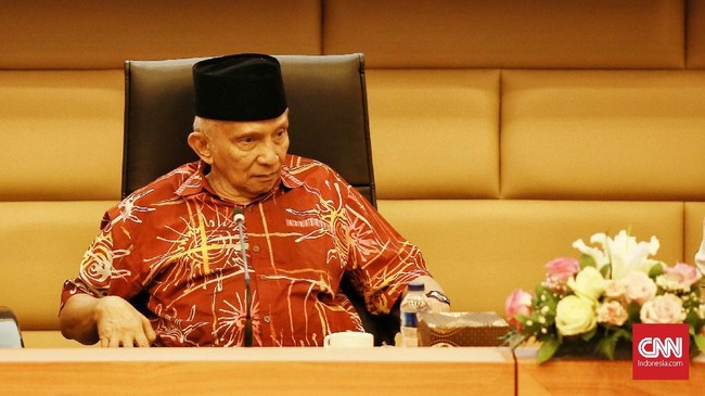 Juru bicara Prabowo, Dahnil Anzar Simanjuntak menyebut usai menyambangi Istana pada Senin (21/10), Prabowo langsung menemui Amien Rais.
