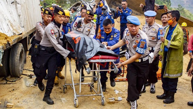 RS Polri menyebut empat korban tewas kecelakaan di Tol Cipularang yang belum teridentifikasi berjenis kelamin perempuan.