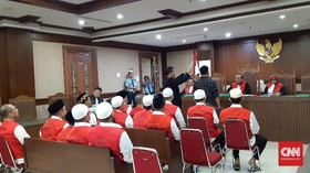 img-title Saksi Sebut Polisi Ikut Antre Cuci Muka Saat Kerusuhan 22 Mei