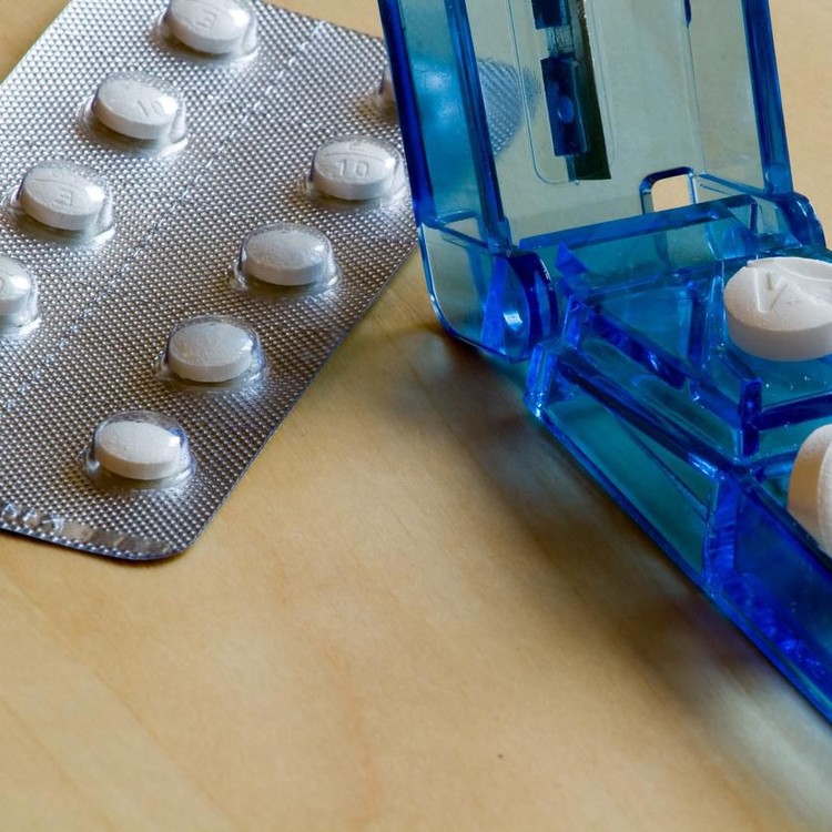 obat ilustrasi obat tablet pil kapsul A woman opens her mouth for lots of colorful pills on a spoon.