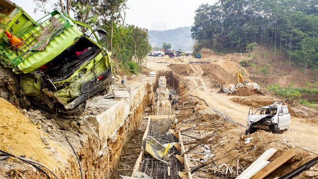 Truk yang terlibat kecelakaan beruntun di Cipularang, beberapa waktu lalu berdimensi melebihi batas, dan juga terlibat pemalsuan surat jalan.