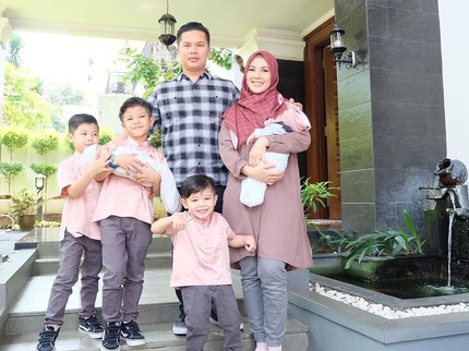 Alasan Ratna Galih Melatih Si Sulung Gendong Adik Bayi