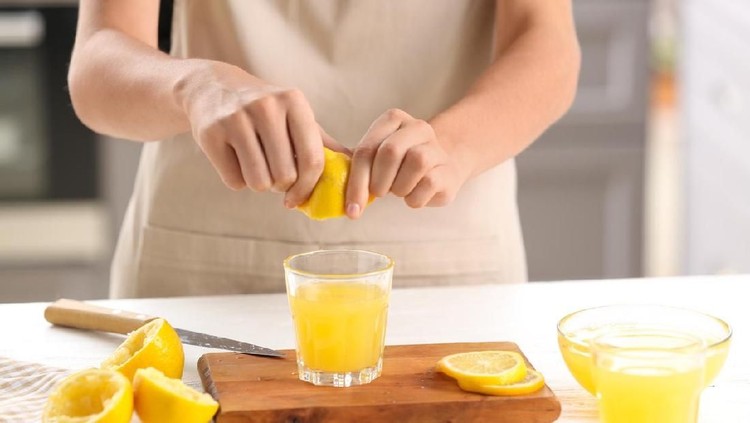Kandungan lemon yang kaya vitamin C bantu meningkatkan sistem kekebalan tubuh. Kalau rutin dikonsumsi bisa menjaga kesehatan jantung.