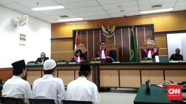 Hakim menolak eksepsi terdakwa kerusuhan 21-22 Mei. Hakim kemudian melanjutkan sidang dengan agenda pemeriksaan saksi dari pihak penuntut umum.
