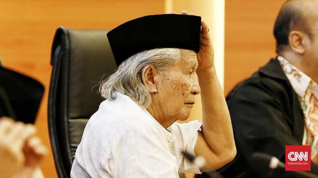 Anies mengaku pernah memberikan hadiah topi gubernur kepada Ridwan Saidi. Topi pemberian Anies itu ternyata sering dipakai Ridwan.