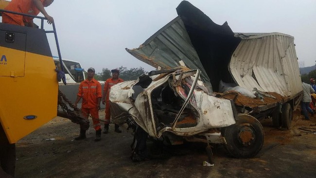Kecelakaan beruntun menjadi momok sepanjang ruas Tol Cipularang, Jawa Barat, di mana beberapa di antaranya berujung maut setidaknya dalam lima tahun terakhir.