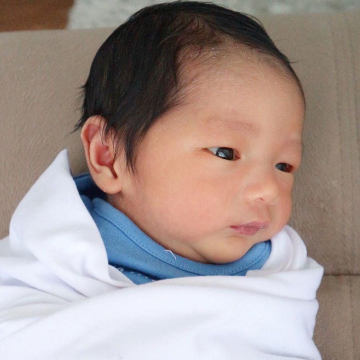 <p>Dikutip dari <em>Oh Baby Names</em>, Davian adalah nama Amerika modern untuk David atau Daud, yang berarti kekasih. Sedangkan Rafaeyza berasal dari nama Islami Alrafaeyza, yang berarti tampan dan sukses. Kalau Redi tentu diambil dari nama belakang sang ayah. (Foto: Instagram @ryana_dea)</p>
