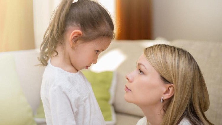 Ilustrasi ibu dan anak Beautiful mother is comforting her sad little daughter at home. Family relationships.