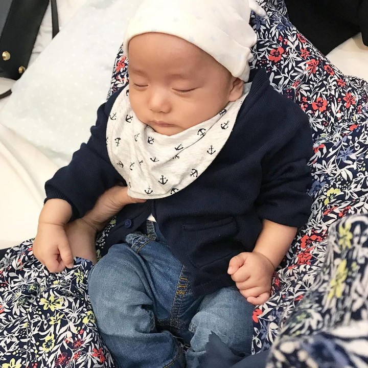<p>Meski baru berusia satu bulan, Davi sudah diajak ikut kajian Islami lho sama Ayah dan Bunda. (Foto: Instagram @ryana_dea)</p>