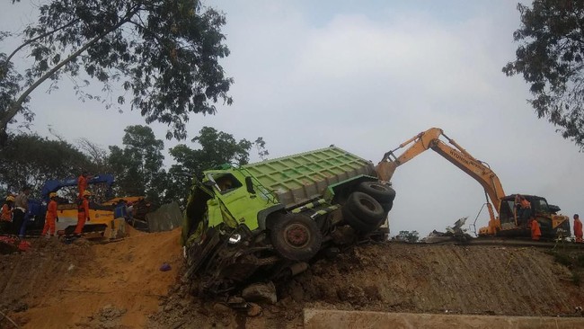 Dishub Jabar mengklaim rutin merazia truk kelebihan muatan di rest area KM 120 dan KM 88 dan menindak truk yang melanggar batas muatan yang ditentukan.