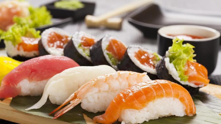Ibu menyusui boleh kok makan sushi, asal perhatikan porsinya serta ikan yang digunakan untuk membuatnya.