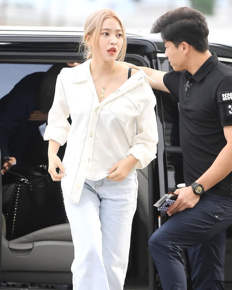 Sejak Senin sore (2/9), Red Velvet sudah menuju Indonesia untuk menghadiri fan event yang digelar hari ini, Selasa, 3 September 2019.