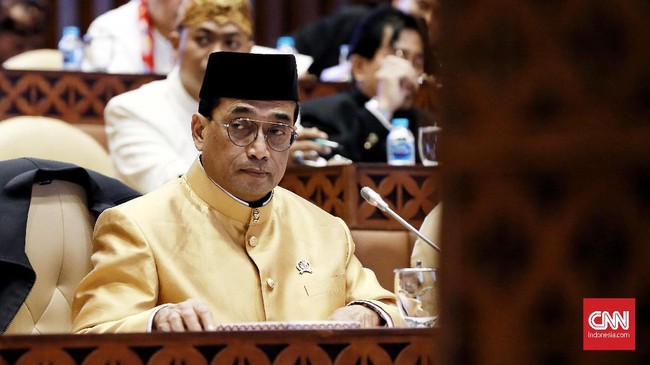 Menhub Budi bakal mengusut pihak swasta yang menguasai pengiriman barang di jalur tol laut. Ia juga menegaskan larangan praktik monopoli tersebut.