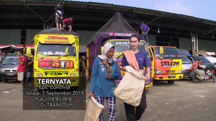 Conchita Caroline dari presenter cantik jadi penjual sayuran.
