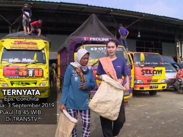 Conchita Caroline, Presenter Cantik yang Jadi Penjual Sayur