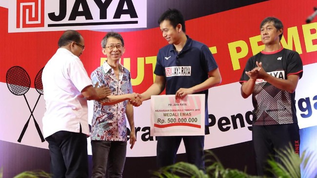 Hendra Setiawan mendapat bonus Rp500 juta dari klub PB Jaya Raya usai keberhasilannya menjadi juara dunia 2019 bersama Mohammad Ahsan.