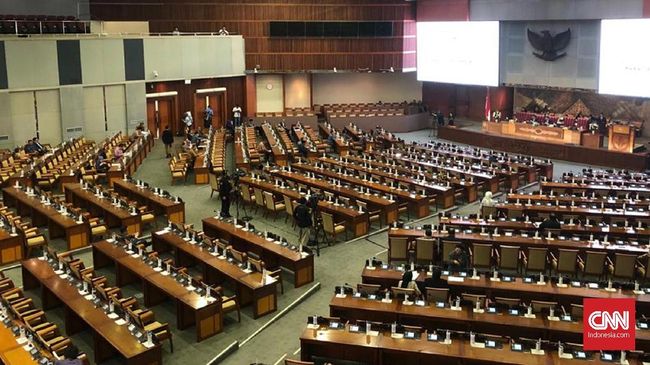 DPR Sahkan 5 Pimpinan KPK Baru, Firli Cs Disambut Meriah Pengesahan lima pimpinan KPK periode 2019-2023 di DPR berlangsung lancar. Kehadiran Firli Bahuri Cs mendapat sambutan meriah anggota dewan di paripurna.