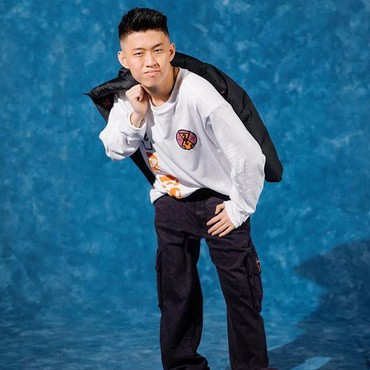 Kisah Cinta Romantis Rich Brian yang Ternyata Pacari Fansnya Sendiri