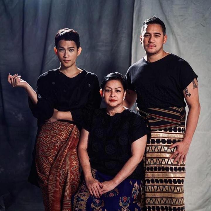 <p>Kali ini, Reggy, Oscar, dan Mario kompakan pakai baju hitam dipadu kain nusantara. (Foto: Instagram/ @lawalata13)</p>