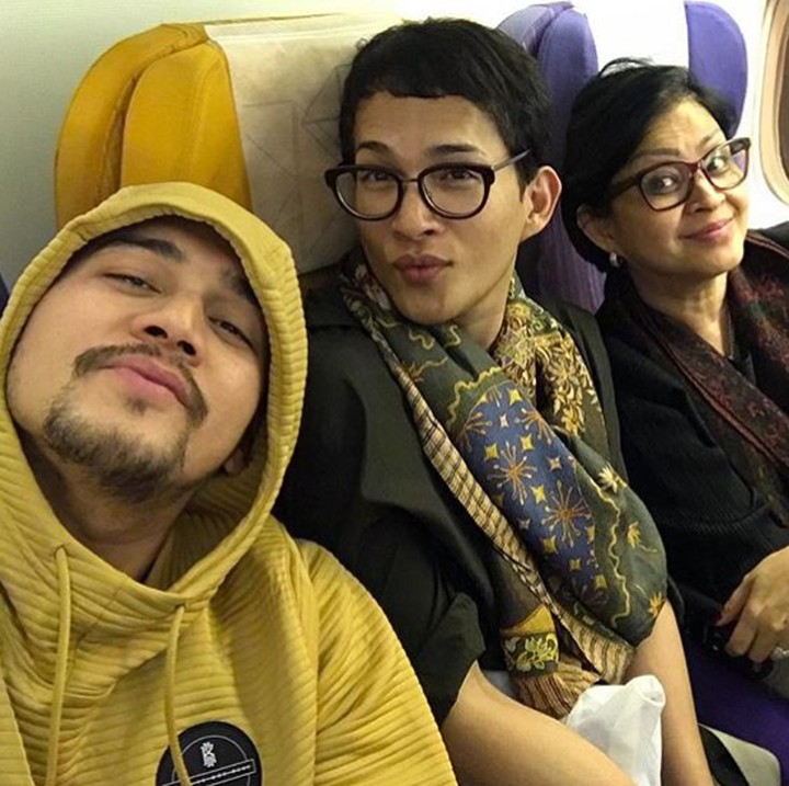 <p>Di pesawat pun enggak lupa <em>wefie. He-he-he.</em> (Foto: Instagram/ @lawalata13)  </p>
