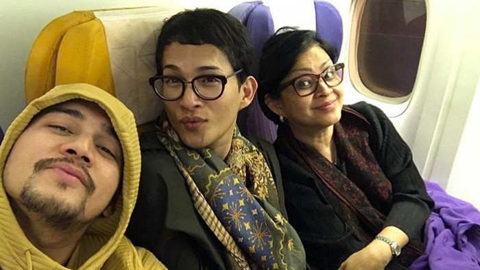 Mario Lawalata dan keluarga