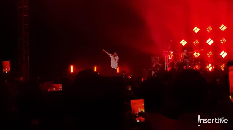 Mike Shinoda melangsungkan konser di Jakarta, indonesia. intip aksinya berikut ini.