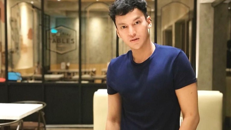 Lama tak terlihat di jagat musik Indonesia, Dara The Virgin kini memiliki seorang kekasih tampan yang juga seorang CEO. 